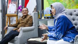 Gubernur Jawa Tengah Ahmad Luthfi berbincang dengan Anggota Dewan Pengarah BRIN, Tri Mumpuni, di Semarang, Kamis (5/3/2026). Pertemuan ini membahas rencana pengembangan smart microgrid berbasis tenaga surya berkapasitas 5 MW di Kepulauan Karimunjawa guna mendukung kelistrikan, air bersih, dan pariwisata berkelanjutan.
