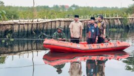 Gubernur Jawa Tengah Ahmad Luthfi menaiki perahu karet untuk meninjau langsung lokasi jebolnya tanggul Sungai Bremi di Kelurahan Pedukuhankraton, Pabean Barat, Kota Pekalongan, Kamis (26/3/2026). Kunjungan lapangan ini dilakukan untuk memastikan penanganan darurat berjalan cepat sekaligus menegaskan komitmen pemerintah provinsi dalam melindungi warga terdampak banjir jelang arus balik Lebaran.