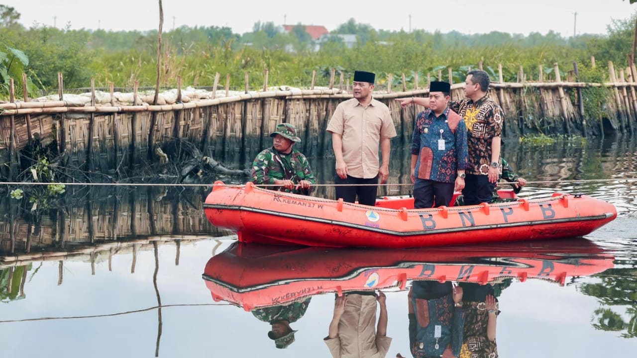 Gubernur Jawa Tengah Ahmad Luthfi menaiki perahu karet untuk meninjau langsung lokasi jebolnya tanggul Sungai Bremi di Kelurahan Pedukuhankraton, Pabean Barat, Kota Pekalongan, Kamis (26/3/2026). Kunjungan lapangan ini dilakukan untuk memastikan penanganan darurat berjalan cepat sekaligus menegaskan komitmen pemerintah provinsi dalam melindungi warga terdampak banjir jelang arus balik Lebaran.
