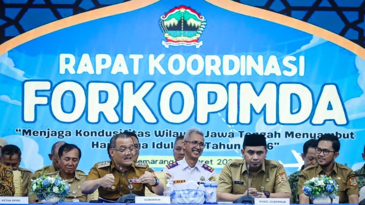 Gubernur Jawa Tengah Ahmad Luthfi memimpin rapat koordinasi lintas sektoral bersama bupati, wali kota, dan forkopimda se-Jawa Tengah di Gedung Gradhika Bhakti Praja, Semarang, Senin (9/3/2026). Rapat membahas kesiapan daerah menyambut sekitar 17,3 juta pemudik yang diprediksi masuk wilayah Jateng pada Lebaran 2026. (Foto: Humas Pemprov Jateng)