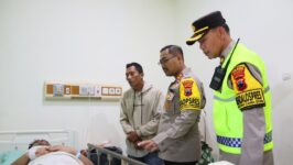 Kapolres Brebes AKBP Lilik Ardhiansyah meninjau korban kecelakaan beruntun di Tol Pejagan-Pemalang di RS Bhakti Asih, Rabu (18/3). Rombongan terdiri dari Kabag Ops, Kasat Lantas, dan anggota untuk memberikan dukungan moril kepada 28 korban yang dirawat di RS tersebut. (Foto: Humas Polres Brebes)