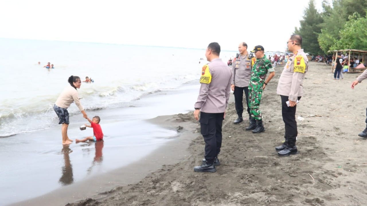 Kapolres Brebes AKBP Lilik Ardhiansyah meninjau langsung kawasan wisata pantai di wilayah hukum Polres Brebes, Selasa (24/3/2026). Kunjungan ini bagian dari Operasi Ketupat Candi 2026 untuk memastikan keamanan wisatawan selama libur Idul Fitri 1447 H.