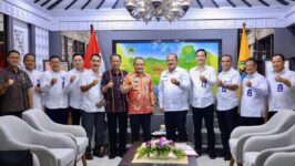 Gubernur Jawa Tengah Ahmad Luthfi (kanan) bersama Ketua KONI Jateng Sujarwanto Dwiatmoko saat membahas persiapan Porprov 2026 dan bidding PON 2032 di Kantor Gubernur, Selasa (3/3/2026). Pemerintah provinsi telah memberikan dukungan penuh untuk kedua agenda olahraga berskala besar tersebut.