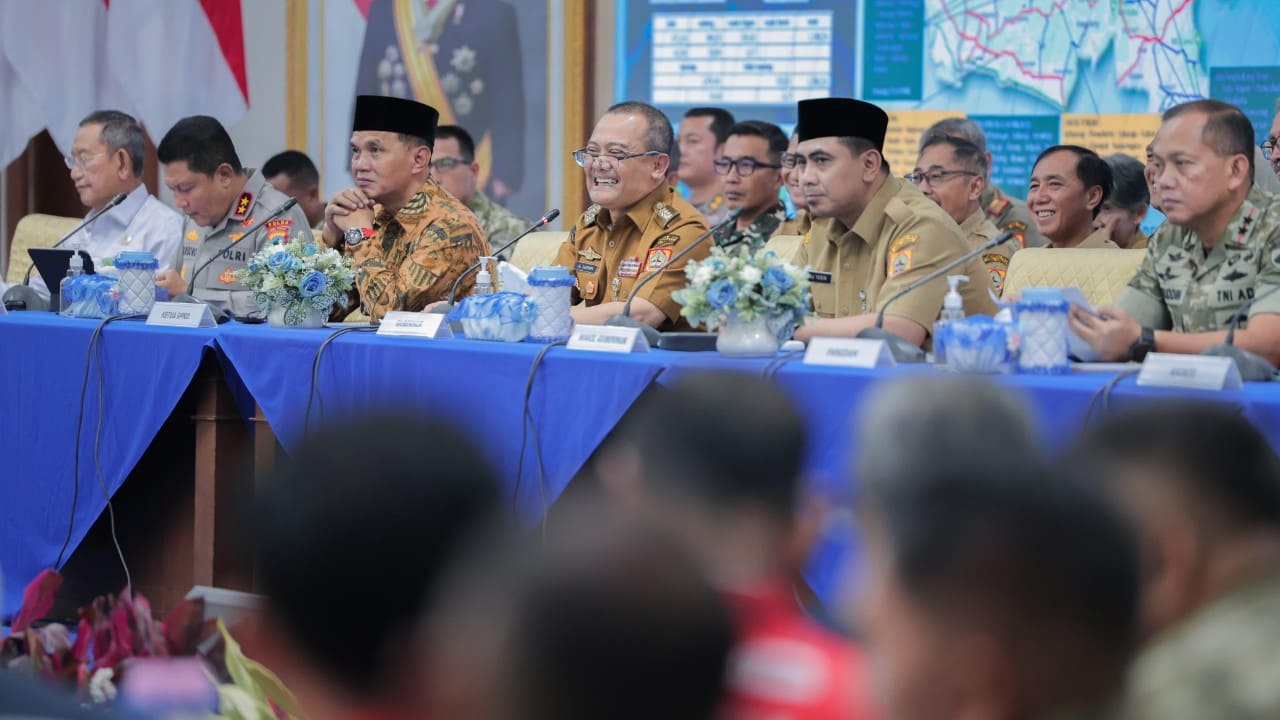 Gubernur Jawa Tengah Ahmad Luthfi saat memimpin rapat koordinasi persiapan Lebaran 2026, Semarang, Senin (9/3/2026). Luthfi mengingatkan kepala daerah menjaga integritas dan menjauhi korupsi pascakasus hukum yang berturut-turut menjerat Bupati Pati dan Bupati Pekalongan. (Foto: Ist)