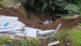 Kondisi ruas jalan kabupaten Cilibur–Langkap, Kecamatan Paguyangan, Kabupaten Brebes, yang terputus akibat longsor tebing setinggi 30 meter, Minggu (8/3/2026). Bencana yang dipicu hujan deras di kawasan Brebes Selatan itu menggerus seluruh badan jalan sepanjang 50 meter. Pemerintah Kabupaten Brebes menyiapkan relokasi jalur ke sisi timur sebagai solusi permanen demi keselamatan warga.