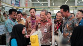 Gubernur Ahmad Luthfi berbincang langsung dengan karyawan PT SCI Salatiga untuk memastikan hak mereka terkait THR terpenuhi dengan baik. Pemerintah Provinsi Jawa Tengah membuka posko layanan aduan yang beroperasi 24 jam di tingkat provinsi dan kabupaten untuk melindungi 2,5 juta pekerja di Jawa Tengah.