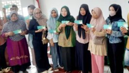 Titin Lutfiatin, ketua DPC PKB Brebes, bersama warga penerima bantuan tunai dari Dewan Pengurus Pusat (DPP) PKB di Aula Kecamatan Bumiayu. Bantuan ditujukan kepada ratusan keluarga dari Desa Sridadi, Penggarutan, Adisana, Dukuhturi, dan Kalierang yang terdampak bencana tanah bergerak dan banjir bandang. Program ini menjadi komitmen PKB dalam memberdayakan masyarakat di tengah krisis.