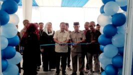 Pemilik Dapur MBG, Indra Kusuma, bersama Kepala PIC Yayasan Bina Makmur Sejahtera, Nur Endro, melakukan pengguntingan pita sebagai tanda peresmian SPPG Linggapura 3 di Kecamatan Tonjong, Kabupaten Brebes, Sabtu (28/3/2026). Dapur MBG ke-10 ini siap melayani 1.336 penerima manfaat mulai 31 Maret 2026. (Foto: Portal Pantura/YudhibPrasetyo)