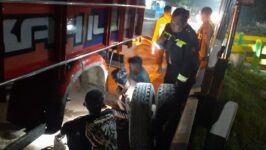 Personel Pos Pengamanan (Pos Pam) Dermoleng membantu proses evakuasi truk yang mengalami patah as roda di ruas jalan Larangan–Ketanggungan, Desa Kubangwungu, Brebes, Kamis (19/3/2026) malam. Kendaraan tersebut sempat menghambat arus lalu lintas pemudik sebelum berhasil dipindahkan oleh petugas. (Foto: Humas Polres Brebes)