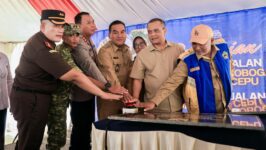 Gubernur Jawa Tengah, Ahmad Luthfi, meresmikan dua ruas jalan strategis di Kabupaten Blora guna meningkatkan konektivitas wilayah serta mendukung akses ekonomi dan kawasan energi nasional, Senin (2/2/2026).