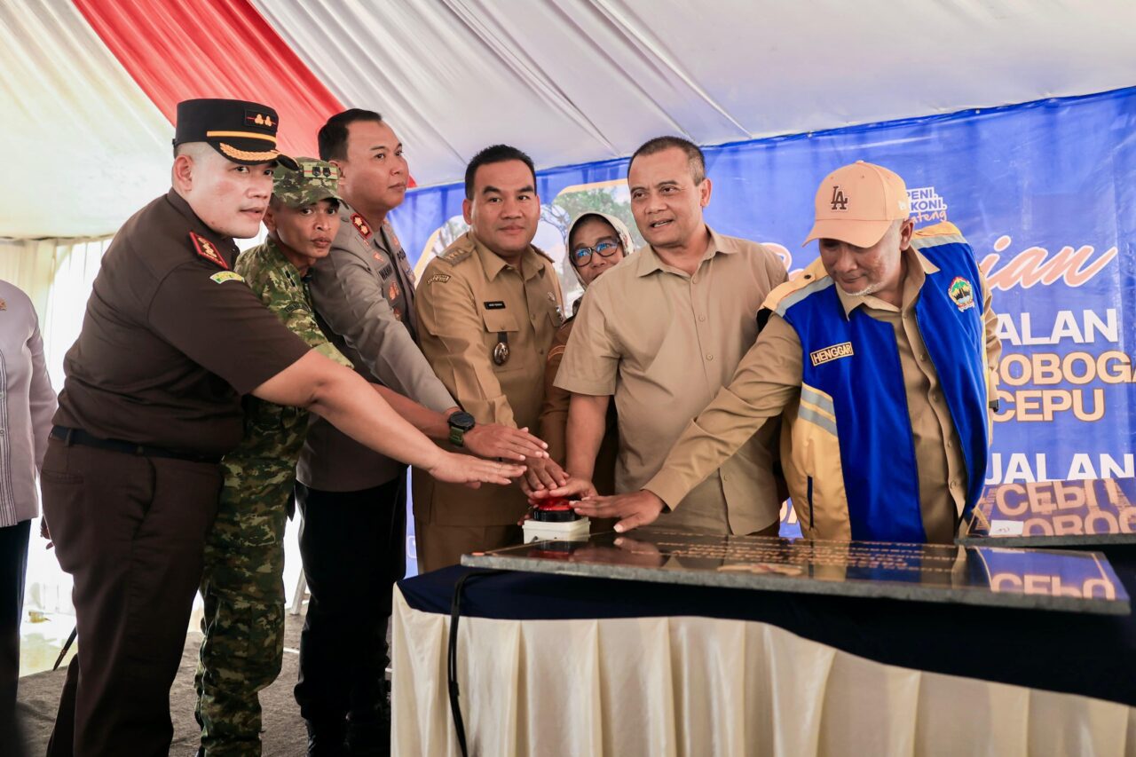 Gubernur Jawa Tengah, Ahmad Luthfi, meresmikan dua ruas jalan strategis di Kabupaten Blora guna meningkatkan konektivitas wilayah serta mendukung akses ekonomi dan kawasan energi nasional, Senin (2/2/2026).