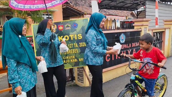 TMMD Reguler ke-127 di Brebes, Satgas dan Pemdes Cikuya Berbagi Takjil di Bulan Ramadan