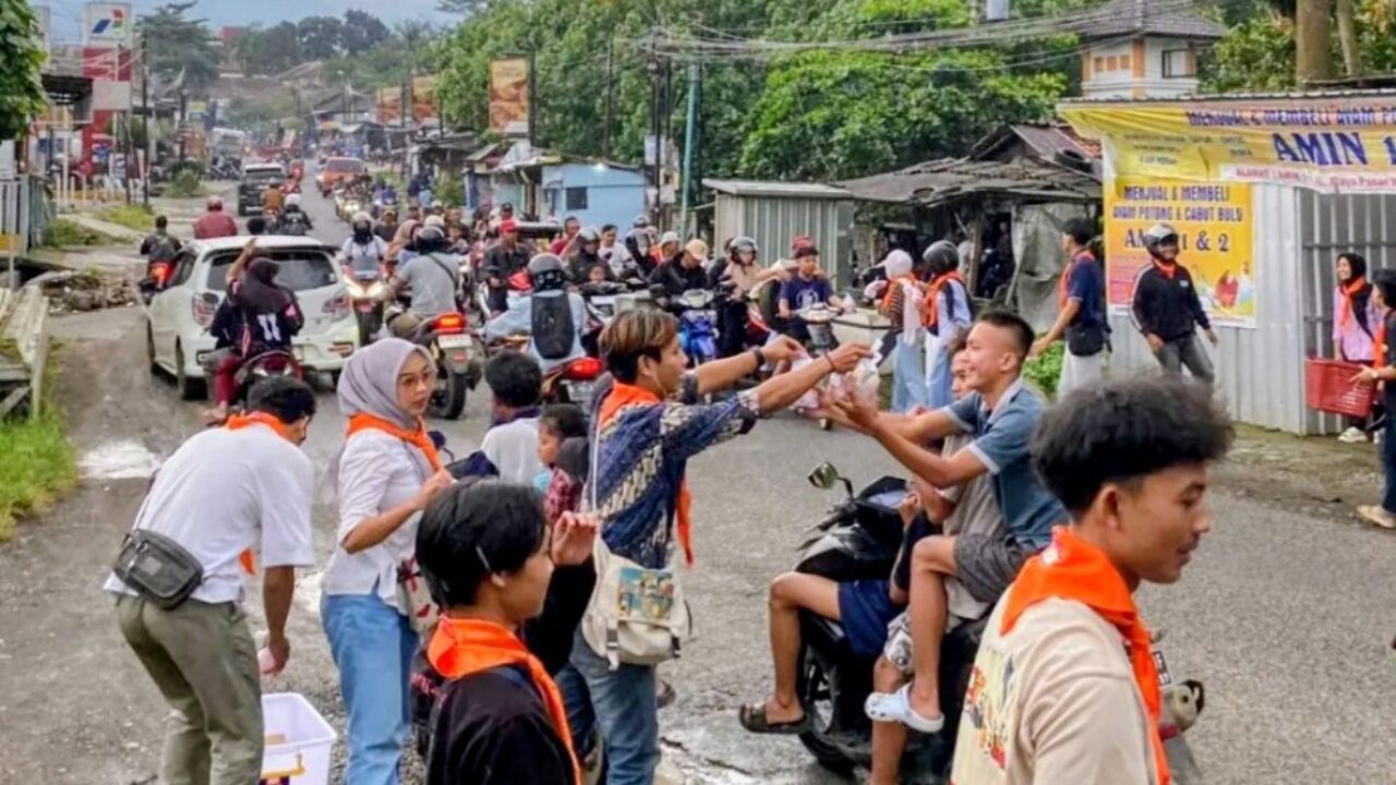 Berbagi Takjil Ramadhan, Mapala Sakti UMBS Tebar Kepedulian di Pasar Wage Bumiayu