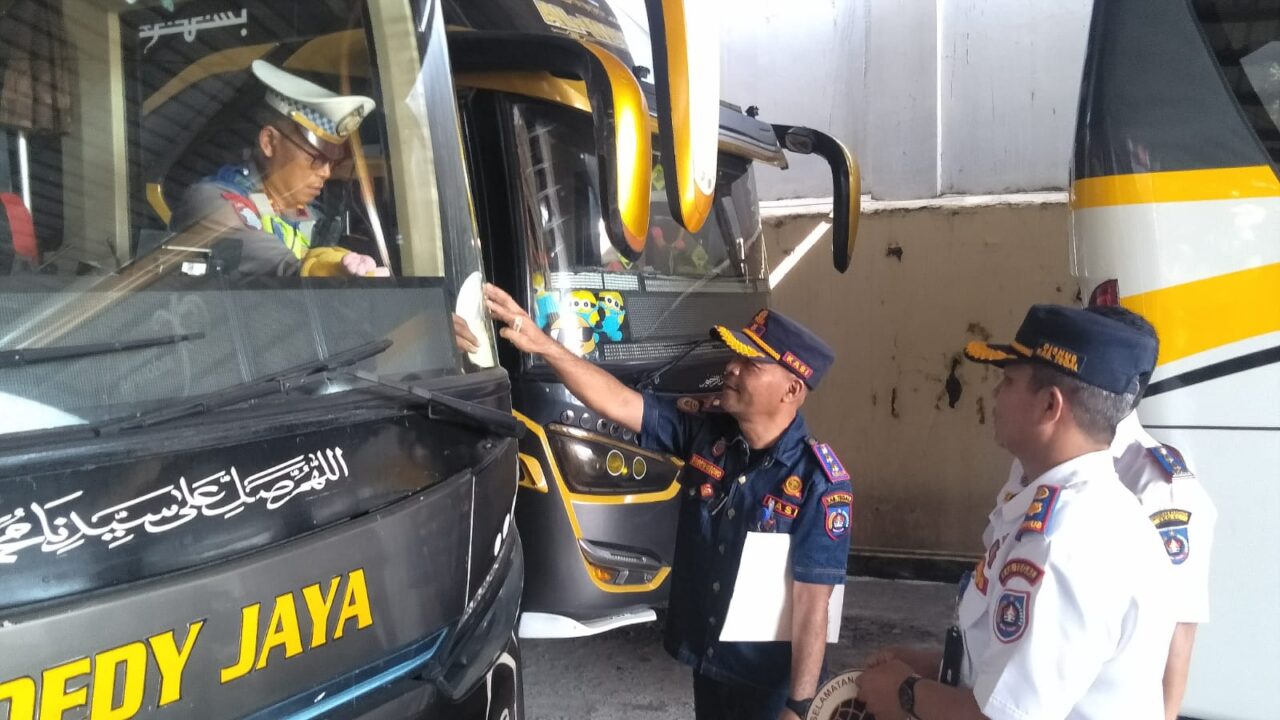 Polres Tegal Laksanakan Ramp Check Bus Pariwisata di Pool Dedy Jaya