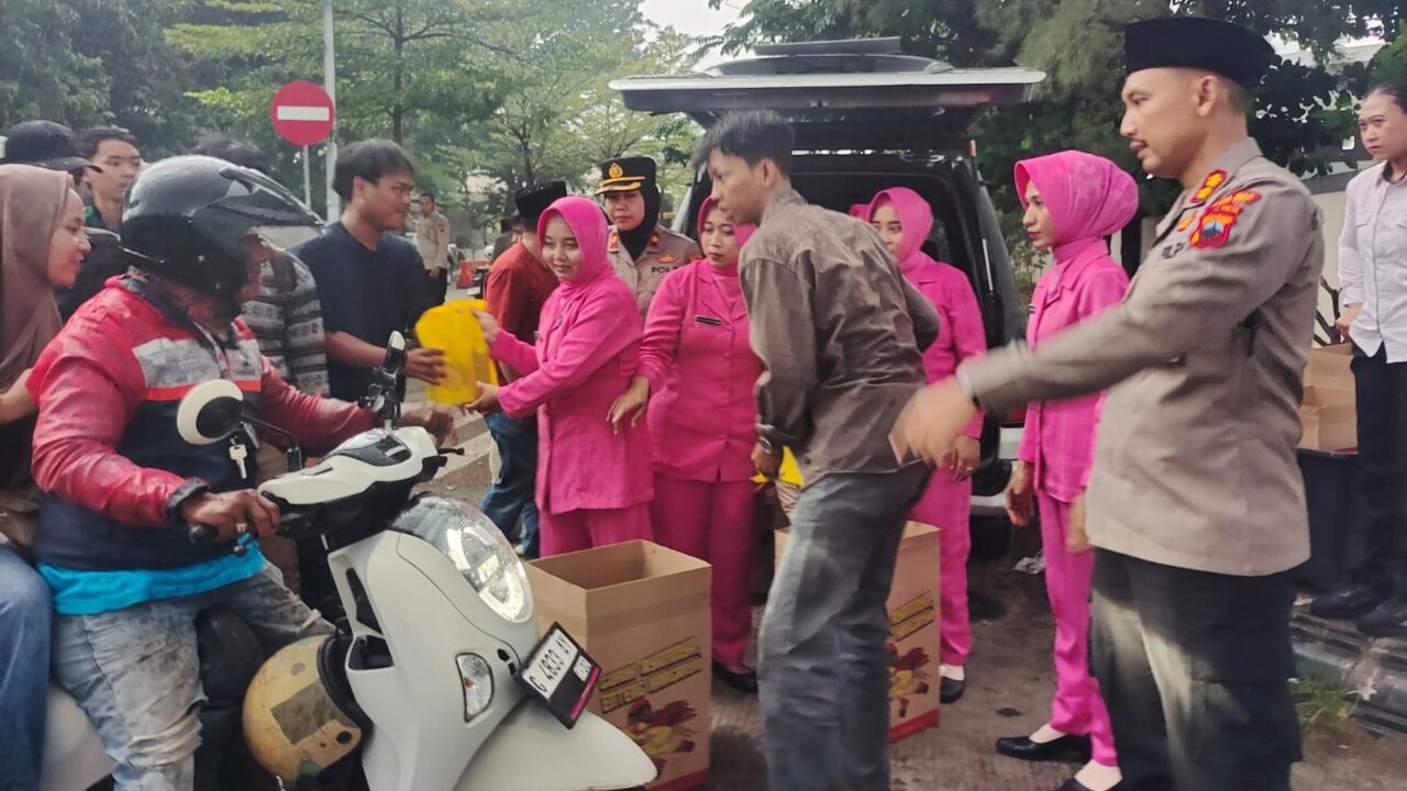 Ngabuburit Ala Polres Tegal Kota Ajak Bhayangkari, dan mahasiswa berbagi Berkah Ramadan