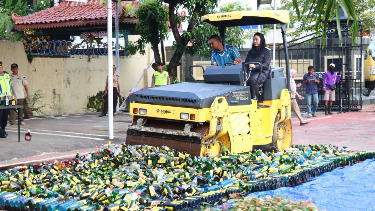 Ribuan Botol Miras Dimusnahkan, Polres Brebes Ketat Amankan Ramadhan