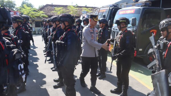 Brimob Polda Jateng Perkuat Pelayanan Operasi Ketupat Candi 2026 di Polres Tegal