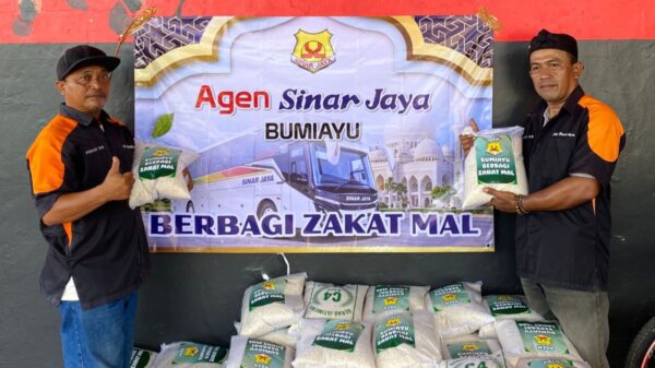 Jum’at Berkah, Agen Bus Sinar Jaya Bumiayu Bagikan 200 Paket Beras Zakat Mal untuk Warga