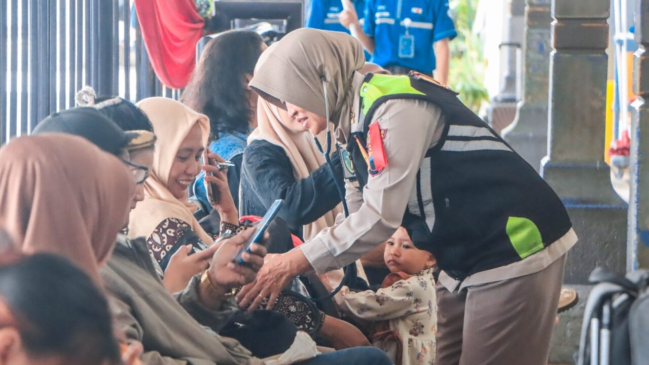 Polres Tegal Kota Siaga! Pemudik di Stasiun Tegal Bisa Cek Kesehatan Gratis