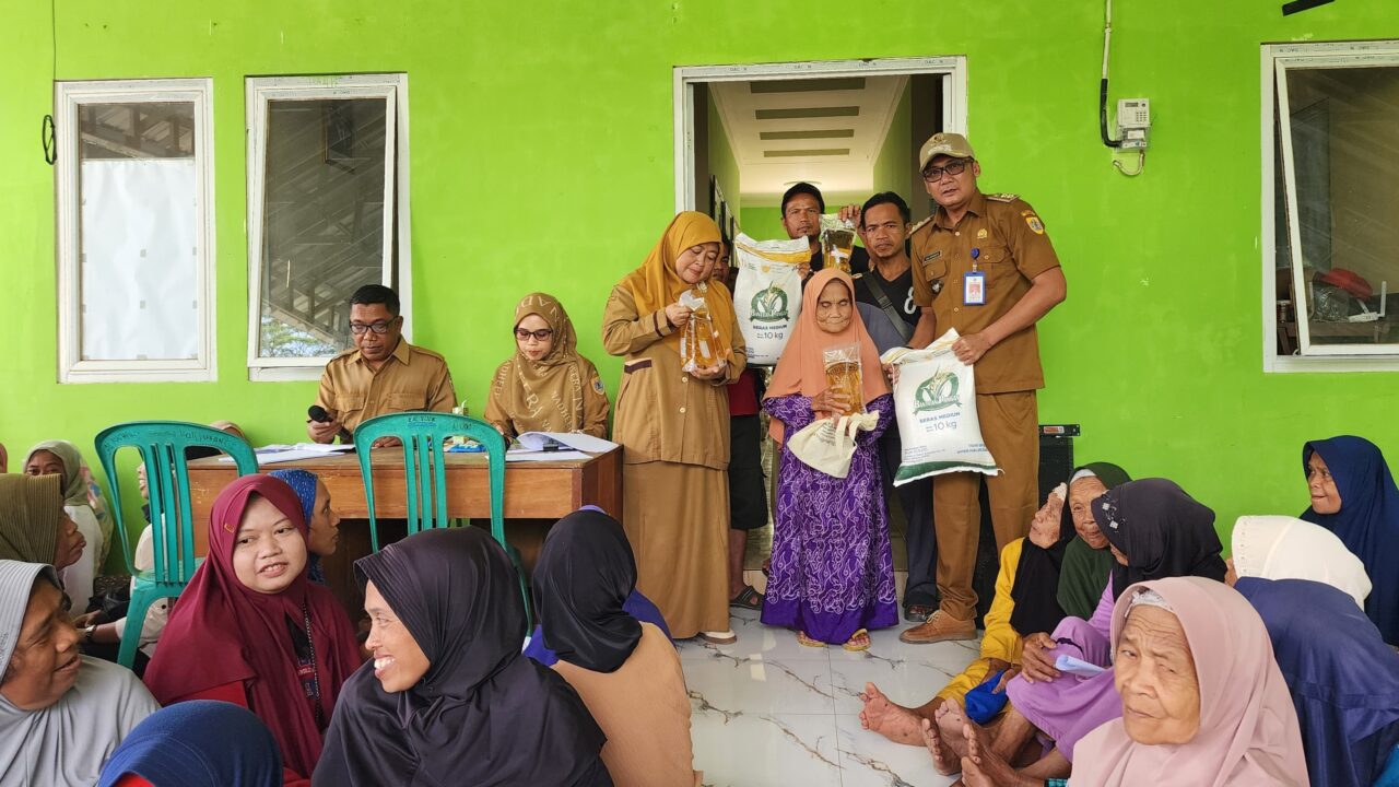 Ribuan Warga Kalijurang Antre Tertib, Bantuan Beras dan Minyak Goreng Disalurkan