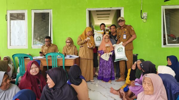 Ribuan Warga Kalijurang Antre Tertib, Bantuan Beras dan Minyak Goreng Disalurkan