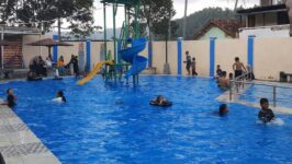 Pengunjung menikmati sensasi berendam di kolam air panas alami Pemandian Air Panas (PAP) Tirta Husada, Desa Kedungoleng, Kecamatan Paguyangan, Kabupaten Brebes, Selasa (23/4/2026). Destinasi wisata ini menjadi salah satu pilihan favorit warga untuk mengisi libur Lebaran 2026. (Foto: Portal Pantura/Yudhi Prasetyo)