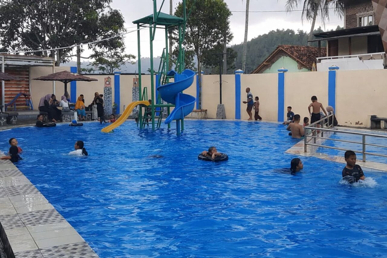 Pengunjung menikmati sensasi berendam di kolam air panas alami Pemandian Air Panas (PAP) Tirta Husada, Desa Kedungoleng, Kecamatan Paguyangan, Kabupaten Brebes, Selasa (23/4/2026). Destinasi wisata ini menjadi salah satu pilihan favorit warga untuk mengisi libur Lebaran 2026. (Foto: Portal Pantura/Yudhi Prasetyo)