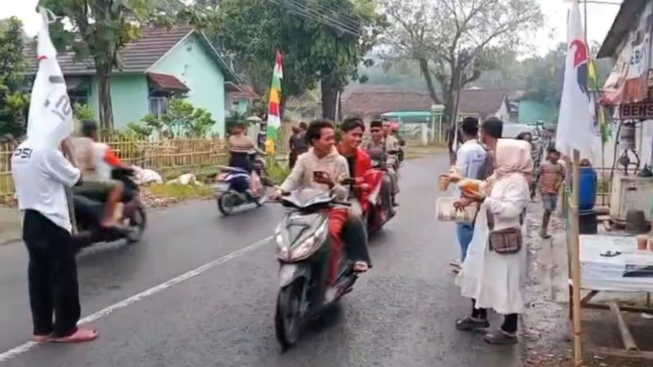 PSI Bantarkawung Bagikan 700 Takjil, Gandeng UMKM dan Sapa Warga di Bulan Ramadan