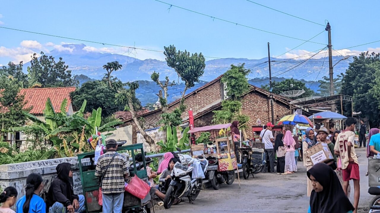 Tikungan Angkruk Galuhtimur Jadi Spot Favorit Ngabuburit, Panorama Gunung Slamet dan Kereta Api Jadi Daya Tarik