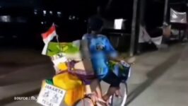 Seorang bapak mudik dengan anaknya menggunakan sepeda ontel viral di media sosial. (Foto: Istimewa)