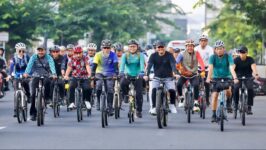 Gubernur Jawa Tengah Ahmad Luthfi memimpin gowes bersama ASN di Kota Semarang, Kamis (9/4/2026), sebagai wujud nyata budaya hemat energi dan transformasi gaya hidup aparatur pemerintah. (Foto: Humas Pemprov Jateng)
