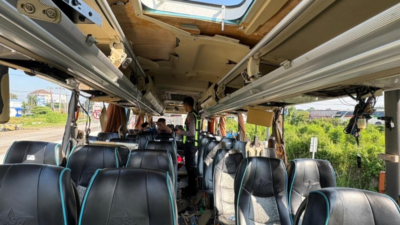 DENTUMAN KERAS di Tol Tegal! Bus Suporter Bonek Meledak