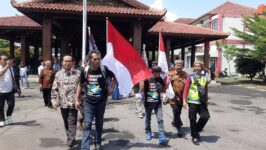 Peserta long march berfoto bersama sebelum memulai perjalanan 180 kilometer dari Bumiayu menuju Semarang. Aksi ini dilakukan untuk menemui Gubernur Jawa Tengah Ahmad Luthfi dan mendesak pemekaran Kabupaten Brebes. Pelepasan dihadiri tokoh pemekaran, mahasiswa, dan organisasi masyarakat. (Foto: Portal Pantura/Yudhi Prasetyo)