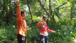 Kepala Pelaksana BPBD Kabupaten Brebes, Drs. Budhi Dharmawan, M.Si., bersama tim turun langsung meninjau titik-titik rawan bencana di Desa Rajawetan, Kecamatan Tonjong, Senin. Kunjungan lapangan ini dilakukan untuk menentukan lokasi pemasangan rambu arah dan titik evakuasi sebagai bagian dari upaya mitigasi bencana di desa yang rawan longsor dan tanah bergerak tersebut. (Portal Pantura/Yudhi Prasetyo)
