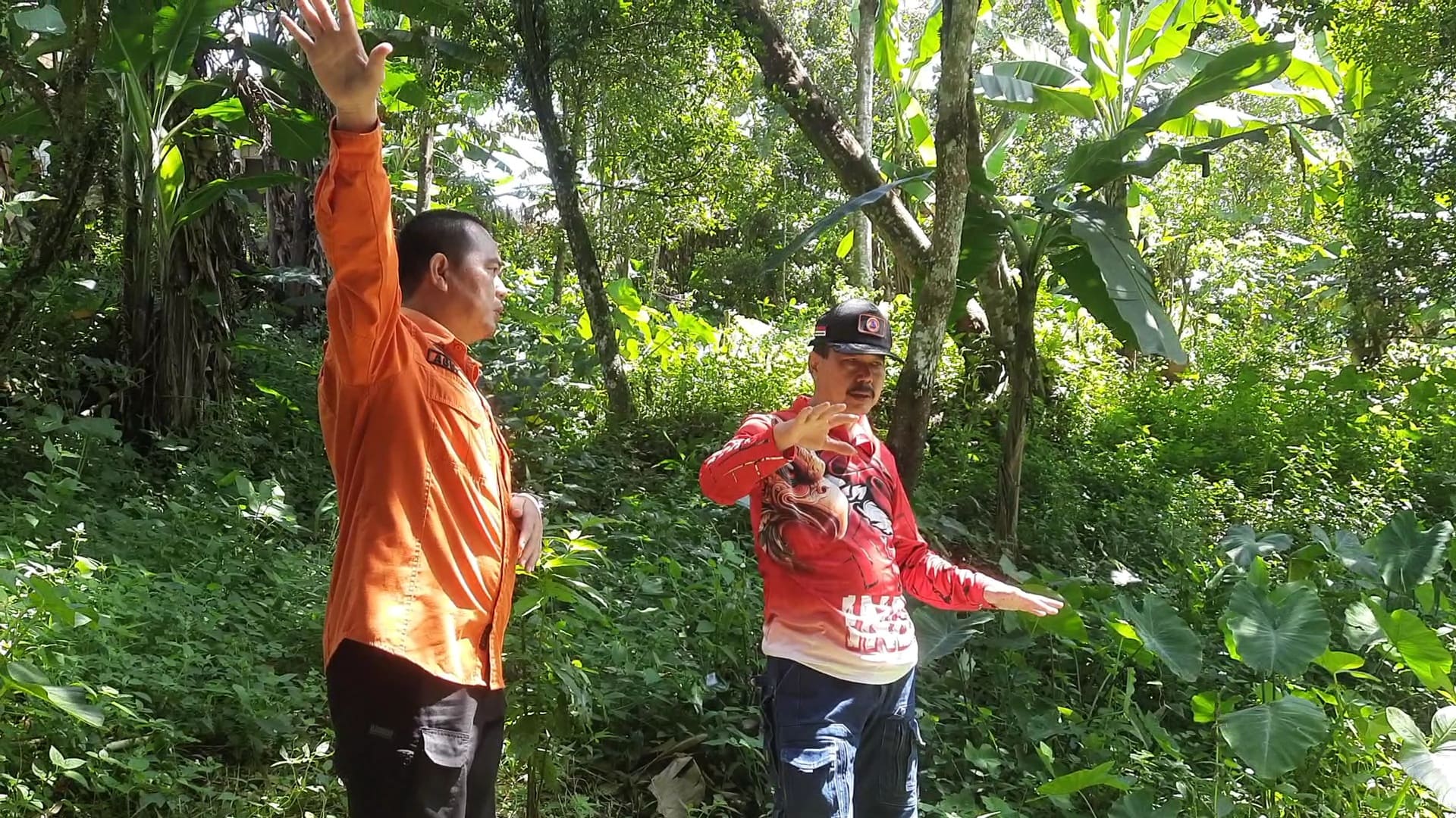 Kepala Pelaksana BPBD Kabupaten Brebes, Drs. Budhi Dharmawan, M.Si., bersama tim turun langsung meninjau titik-titik rawan bencana di Desa Rajawetan, Kecamatan Tonjong, Senin. Kunjungan lapangan ini dilakukan untuk menentukan lokasi pemasangan rambu arah dan titik evakuasi sebagai bagian dari upaya mitigasi bencana di desa yang rawan longsor dan tanah bergerak tersebut. (Portal Pantura/Yudhi Prasetyo)