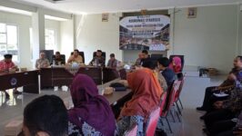 Ketua Komisi II DPRD Kabupaten Brebes, Tobidin S.H., M.H., bersama anggota Komisi 2 dan 3 serta perwakilan Dinas Peternakan dan Kesehatan Hewan (DPKH) menggelar Focus Group Discussion (FGD) penyusunan masterplan penataan Pasar Hewan Bumiayu, Kamis (21/5/2026). Diskusi membahas rencana revitalisasi pasar menuju standar modern demi mendongkrak Pendapatan Asli Daerah Kabupaten Brebes. (Portal Pantura/Yudhi Prasetyo)