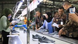 Gubernur Jawa Tengah Ahmad Luthfi meninjau area produksi PT Gold Emperor Indonesia di Brebes, Kamis (7/5/2026). Pabrik asal China itu telah menyerap 4.044 tenaga kerja lokal dengan investasi senilai Rp1,65 triliun. (Foto: Dok. Humas Kab. Brebes)