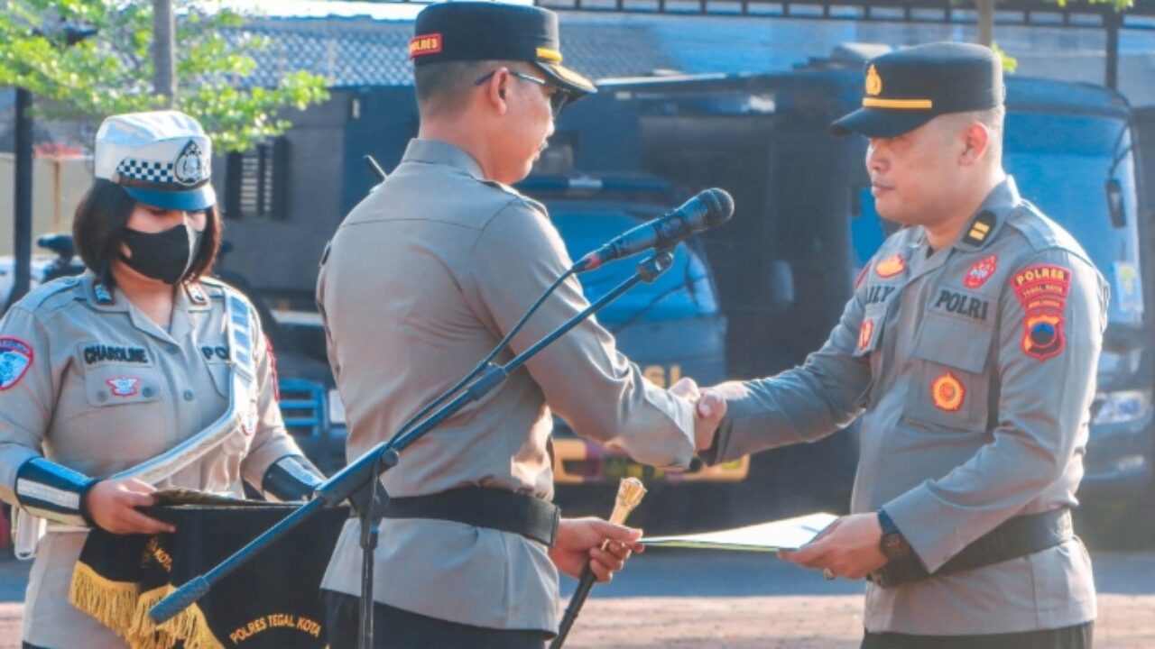 Polres Tegal Kota Beri Penghargaan Tiga Personel Berprestasi di Hari Kebangkitan Nasional
