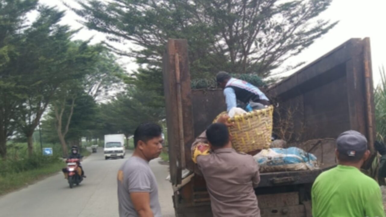 Aksi Bareng Polsek Pangkah Polres Tegal Stop Buang Sampah Sembarangan