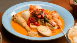 Opor ayam. (Foto: Pexels/Teguh S)