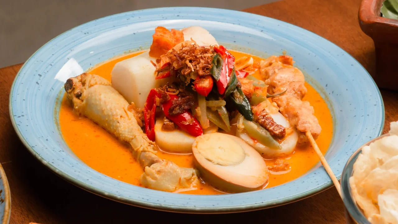 Opor ayam. (Foto: Pexels/Teguh S)