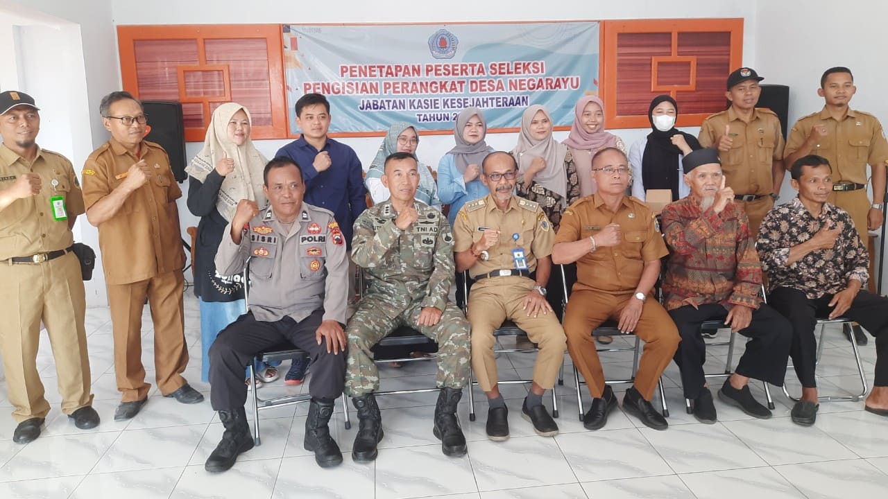 Kepala Desa Negarayu Abdul Ghofur bersama Camat Tonjong Lukman Hakim, panitia seleksi, dan enam calon peserta tes saat penetapan calon perangkat desa di Aula Balai Desa Negarayu, Kecamatan Tonjong, Kabupaten Brebes, Selasa (26/5/2026). Sebanyak enam orang bersaing memperebutkan satu posisi Kasi Kesejahteraan melalui seleksi yang melibatkan pihak ketiga demi menjaga transparansi. (Portal Pantura/Yudhi Prasetyo)