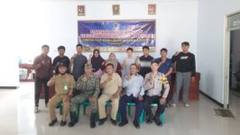 Sepuluh peserta seleksi calon perangkat Desa Rajawetan, Kecamatan Tonjong, Kabupaten Brebes, foto bersama Kepala Desa H. Suparjo dan jajaran Forum Koordinasi Pimpinan Kecamatan (Forkompincam) Tonjong usai penetapan resmi peserta, Selasa (26/5/2026). Mereka bersaing mengisi dua formasi jabatan yang kosong, yakni Kaur Perencanaan dan Kepala Dusun 3. (Foto: Portal Pantura/Yudhi Prasetyo)