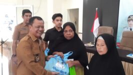 Wakil Bupati Brebes, Wurja, S.E., menyerahkan secara simbolis paket sembako Program Wareg Sedoyo (Wardoyo) Tahap 1 Tahun Anggaran 2026 kepada perwakilan warga penerima manfaat di Aula Kecamatan Tonjong, Kabupaten Brebes, Senin (25/5/2026). Sebanyak 412 paket berisi bahan pokok disalurkan kepada warga kurang mampu yang telah terdata dan memenuhi kriteria penerima bantuan. (Foto: Portal Pantura/Yudhi Prasetyo)