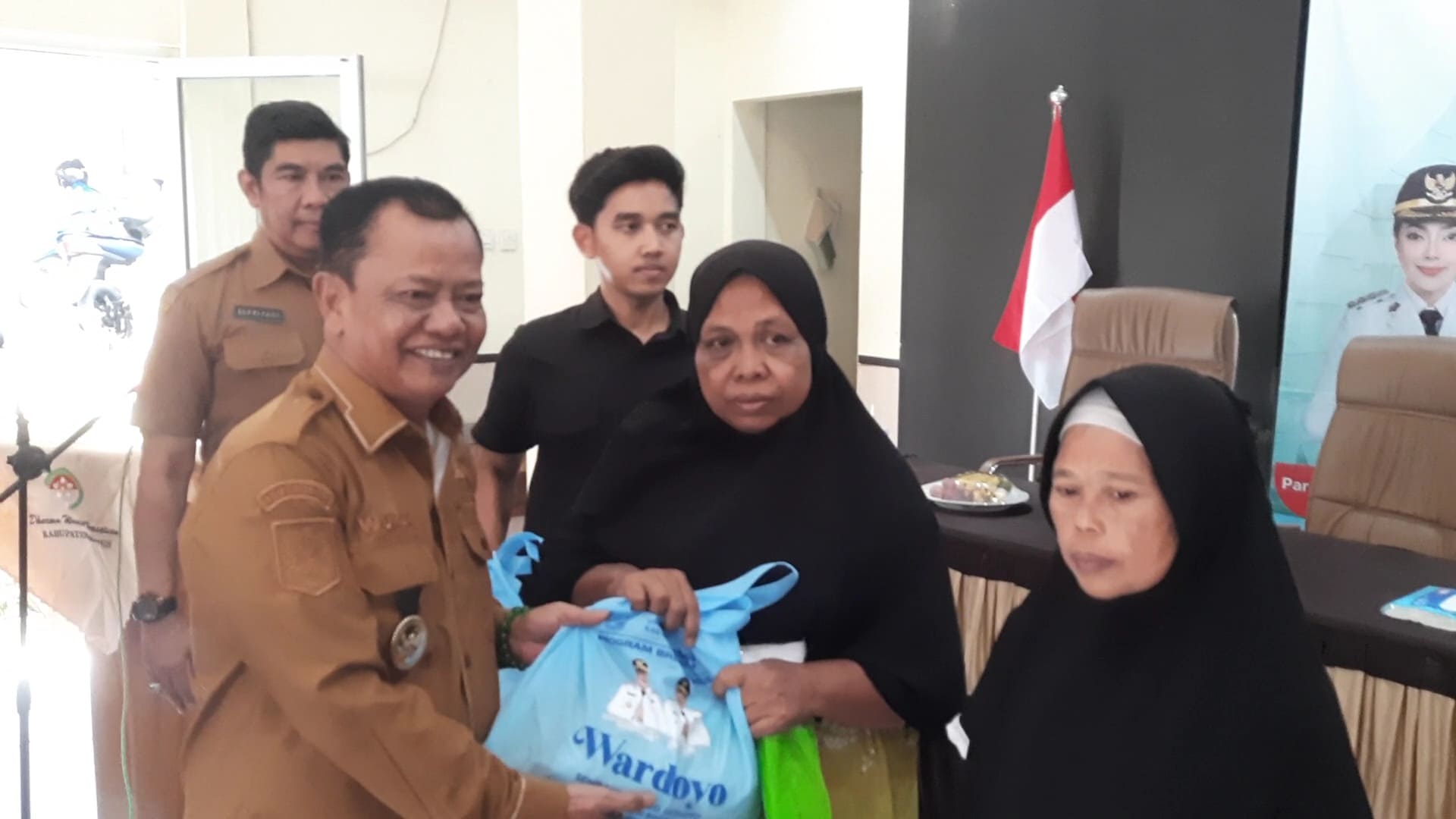 Wakil Bupati Brebes, Wurja, S.E., menyerahkan secara simbolis paket sembako Program Wareg Sedoyo (Wardoyo) Tahap 1 Tahun Anggaran 2026 kepada perwakilan warga penerima manfaat di Aula Kecamatan Tonjong, Kabupaten Brebes, Senin (25/5/2026). Sebanyak 412 paket berisi bahan pokok disalurkan kepada warga kurang mampu yang telah terdata dan memenuhi kriteria penerima bantuan. (Foto: Portal Pantura/Yudhi Prasetyo)