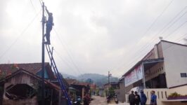 Jaringan WiFi Ilegal di Brebes Ditertibkan, Tiga Perangkat FAT Disita dari Tiang PT Linknet