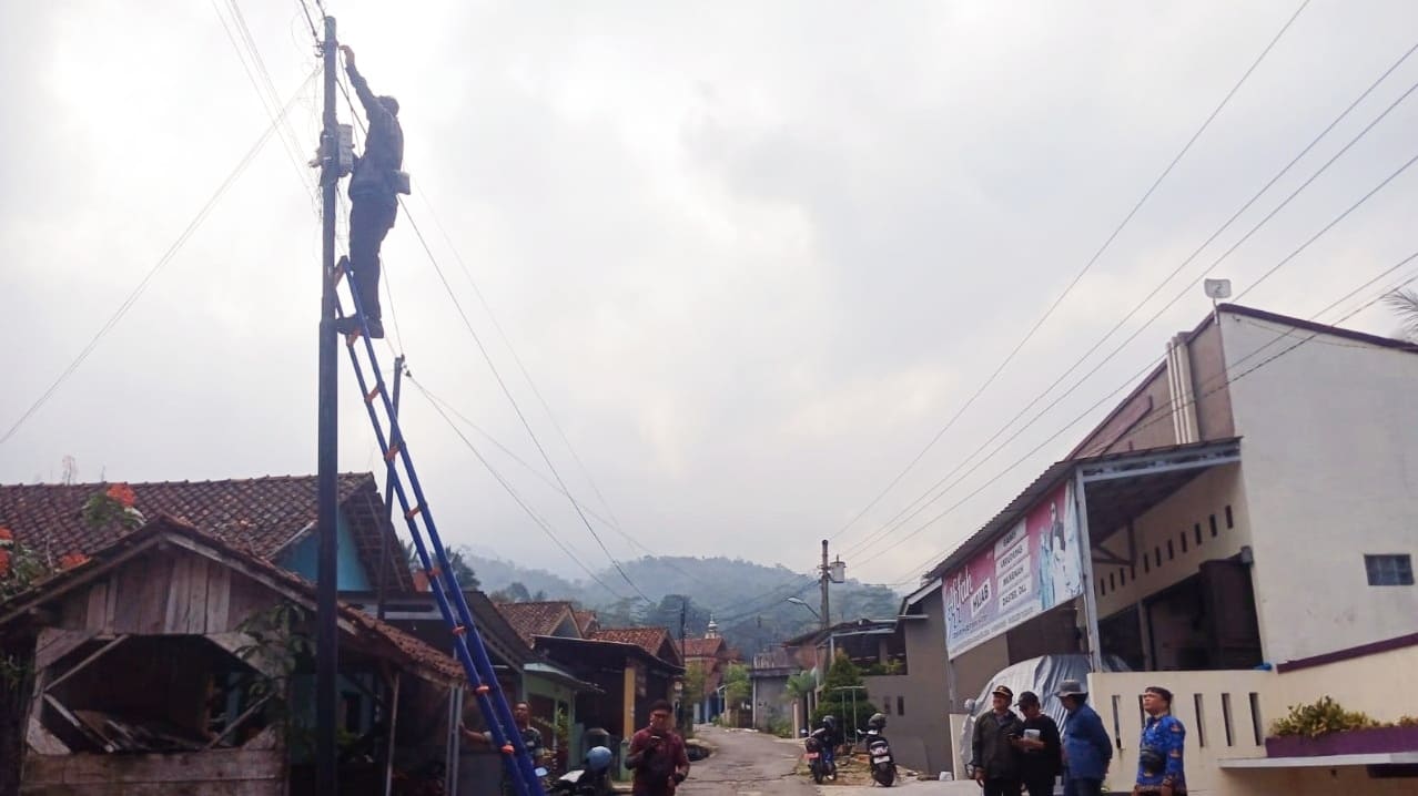 Jaringan WiFi Ilegal di Brebes Ditertibkan, Tiga Perangkat FAT Disita dari Tiang PT Linknet