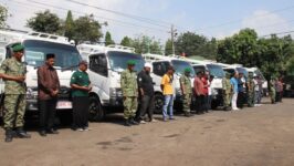 Komandan Kodim 0713/Brebes Letkol Inf. Ambariyantomo bersama Kepala Bakesbangpol Kabupaten Brebes Cecep Aji Suganda dan jajaran Forkopimda melepas secara simbolis 10 unit truk sarana dan prasarana bantuan PT Agrinas untuk Koperasi Desa/Kelurahan Merah Putih (KDKMP) di halaman Makodim 0713/Brebes, Sabtu (6/6/2026). Armada tersebut didistribusikan ke 10 koperasi penerima di tujuh kecamatan untuk memperkuat logistik dan distribusi hasil pertanian, perikanan, serta produk UMKM desa.
