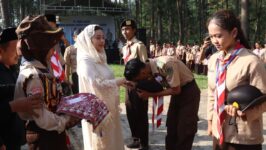 Bupati Brebes Paramitha Widya Kusuma menghadiri kegiatan Jumpa Apresiasi Warga Pendidikan Kesetaraan (JAWARA) 2026 di kawasan wisata Tuk Sirah Pemali, Desa Winduaji, Kecamatan Paguyangan, Kabupaten Brebes, Minggu (7/6/2026). Kegiatan ini menjadi ajang apresiasi sekaligus ruang unjuk potensi bagi ratusan warga belajar pendidikan nonformal dari berbagai kecamatan di Kabupaten Brebes. (Foto: Portal Pantura/dok. Pemkab Brebes)
