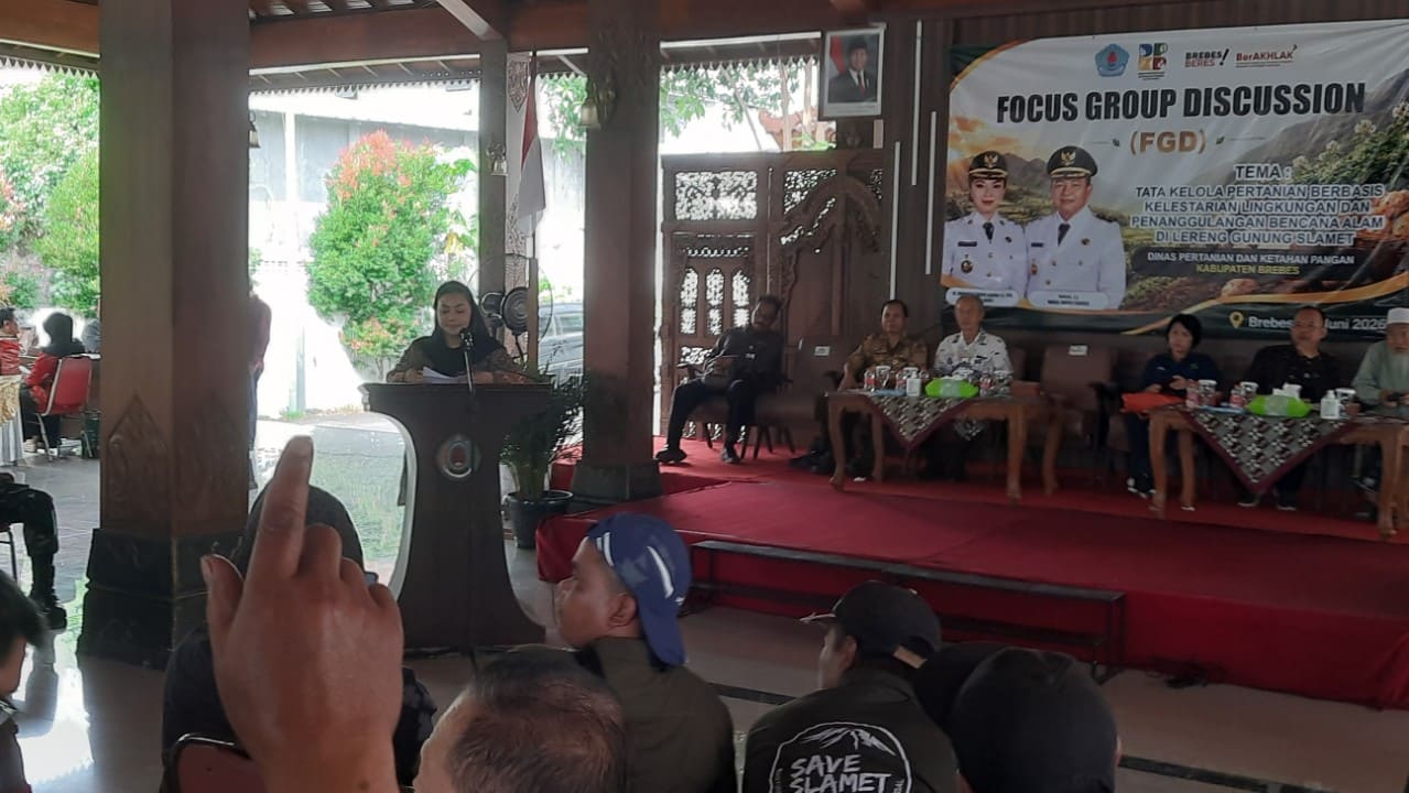 Bupati Brebes Paramitha Widyakusuma menyampaikan keprihatinannya atas rangkaian bencana alam yang melanda wilayahnya, dalam Focus Group Discussion bertema tata kelola pertanian dan lingkungan di lereng Gunung Slamet, di Pendopo Bumiayu, Kamis (18/6/2026). Foto: Portal Pantura/Yudhi Prasetyo.